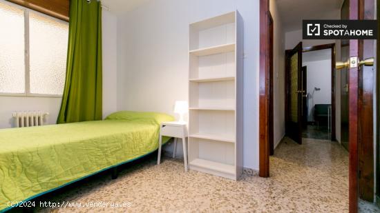 Habitación decorada con escritorio en un apartamento de 5 dormitorios, Ronda - GRANADA