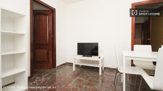 Habitación decorada con estanterías en un apartamento de 5 dormitorios, Ronda - GRANADA