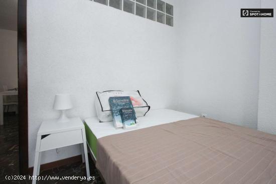  Habitación amueblada con amplio espacio de almacenamiento en piso compartido, Ronda - GRANADA 