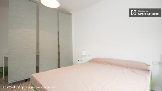 Habitación íntima con armario empotrado en el apartamento compartido, Ronda - GRANADA