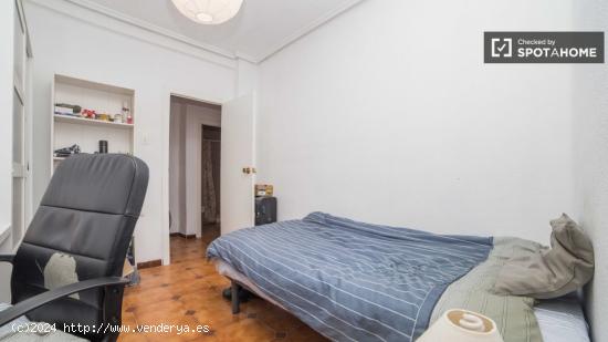 Apartamento de 3 dormitorios con balcón en alquiler cerca de la Universidad de Valencia y Jardines 