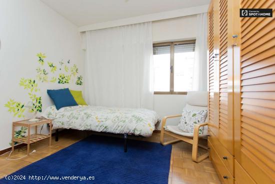 Habitación decorada con armario independiente en piso compartido, Pozuelo de Alarcón. - MADRID