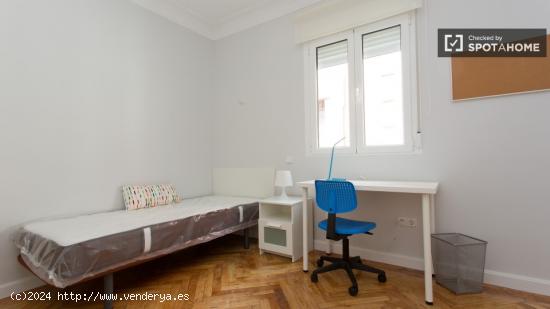 Habitación interior con escritorio en un apartamento de 5 dormitorios, Malasaña - MADRID