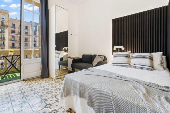  Habitación acogedora con armario independiente en el apartamento compartido, Eixample - BARCELONA 