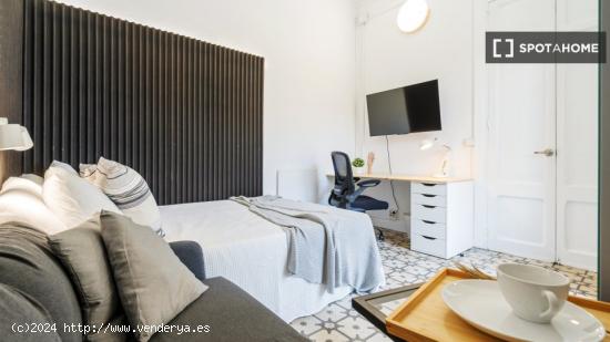 Habitación acogedora con armario independiente en el apartamento compartido, Eixample - BARCELONA