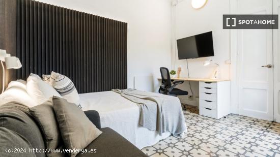 Habitación acogedora con armario independiente en el apartamento compartido, Eixample - BARCELONA