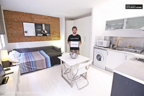 Moderno estudio en alquiler con balcón cerca de la playa en la zona de La Barceloneta - BARCELONA