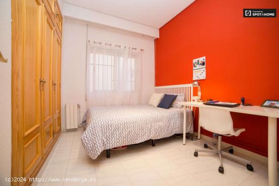  Amplia habitación con escritorio en piso compartido, Eixample - VALENCIA 