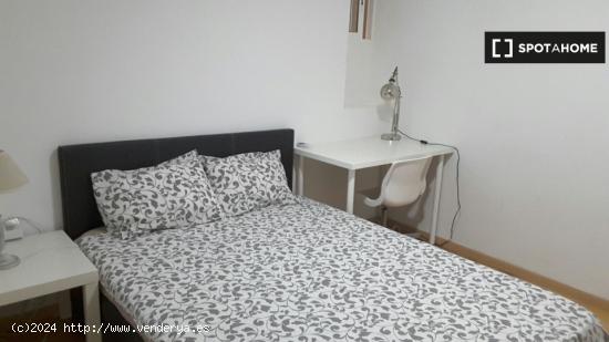 Acogedora habitación con escritorio en piso de 7 habitaciones, Ciutat Vella - VALENCIA