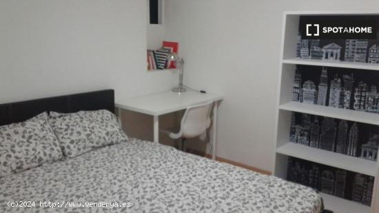 Acogedora habitación con escritorio en piso de 7 habitaciones, Ciutat Vella - VALENCIA