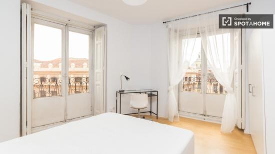 Relajante habitación con escritorio en piso compartido, Latina - MADRID