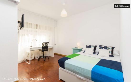 Habitación cálida con calefacción en apartamento de 5 dormitorios, Ciudad Universitaria. - MADRID