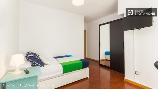 Habitación cálida con calefacción en apartamento de 5 dormitorios, Ciudad Universitaria. - MADRID