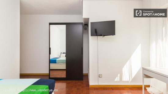 Habitación cálida con calefacción en apartamento de 5 dormitorios, Ciudad Universitaria. - MADRID