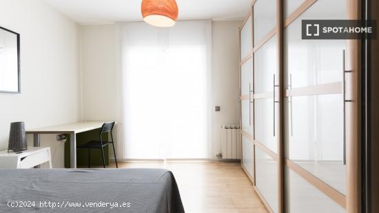 Habitación amueblada con calefacción en un apartamento de 4 dormitorios, El Raval - BARCELONA