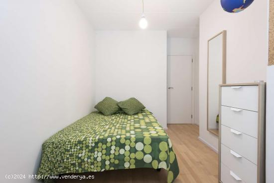 Habitación amueblada con estantería en un apartamento de 4 dormitorios, El Raval - BARCELONA