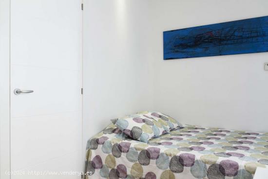 Habitación amueblada con estantería en un apartamento de 4 dormitorios, El Raval - BARCELONA