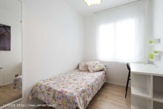 Habitación amueblada con calefacción en un apartamento de 4 dormitorios, El Raval - BARCELONA