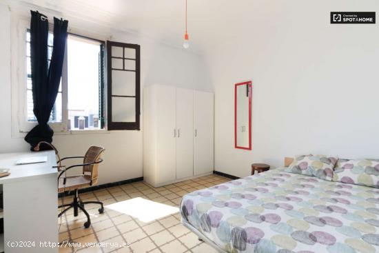 Habitación decorada con cama doble en alquiler en el Eixample - BARCELONA