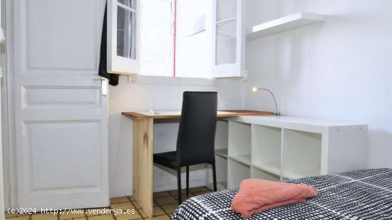 Habitación acogedora con cama doble en alquiler en el Eixample - BARCELONA