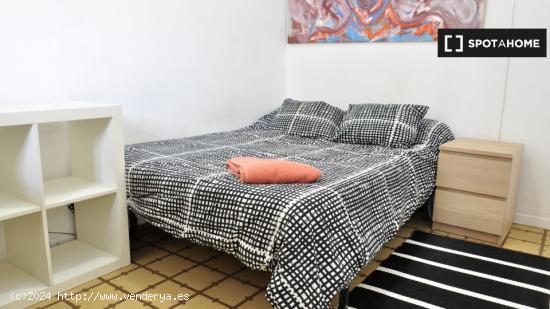 Habitación acogedora con cama doble en alquiler en el Eixample - BARCELONA