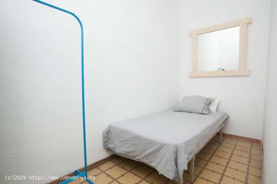 Acogedora habitación con cama individual en alquiler en Eixample - BARCELONA