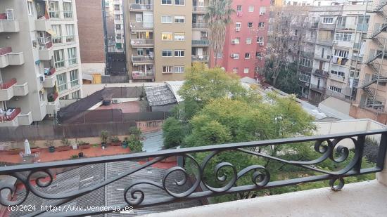  Habitación amueblada con amplio espacio de almacenamiento en el apartamento compartido, Eixample -  