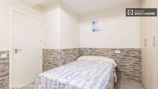 Habitación equipada con escritorio en apartamento de 4 dormitorios, Acacias - MADRID