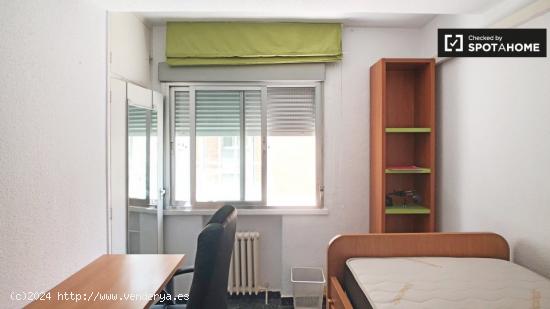 Habitación confortable con llave independiente en apartamento de 3 dormitorios, Carabanchel - MADRI