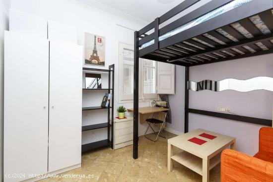 Cómoda habitación con escritorio en un apartamento de 5 dormitorios, Eixample - BARCELONA