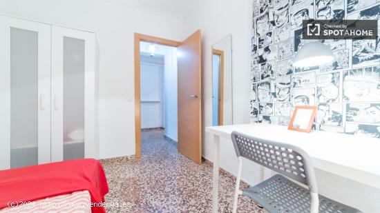 Habitación acogedora con armario independiente en el apartamento compartido, Jesús - VALENCIA