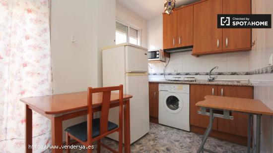 Amplio apartamento estudio con balcón en alquiler en el centro de Granada. - GRANADA