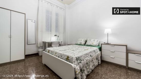 Acogedora habitación con escritorio en un apartamento de 9 habitaciones, Eixample - VALENCIA