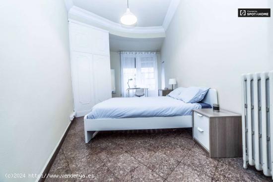  Habitación luminosa con cómoda en un apartamento de 9 dormitorios, Eixample - VALENCIA 