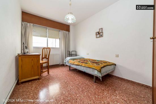 Amplia habitación con escritorio en piso compartido en Marxalenes - VALENCIA