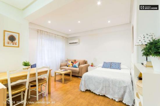 Muy bien decorado apartamento tipo estudio con aire acondicionado en alquiler en Salamanca - MADRID