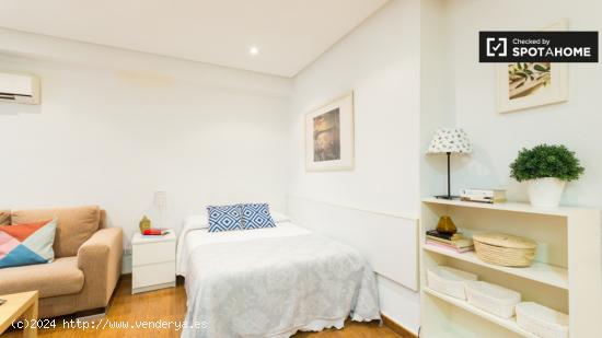 Muy bien decorado apartamento tipo estudio con aire acondicionado en alquiler en Salamanca - MADRID