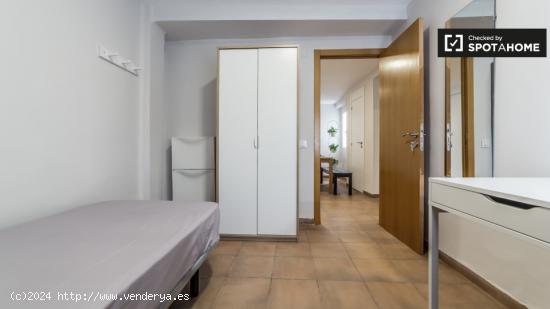 Habitación elegante con escritorio en un apartamento de 4 dormitorios, Camins al Grau - VALENCIA