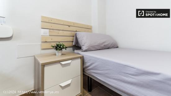 Habitación elegante con escritorio en un apartamento de 4 dormitorios, Camins al Grau - VALENCIA