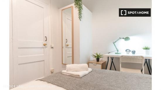 Habitación acogedora en un apartamento de 7 dormitorios en el Eixample, Barcelona - BARCELONA