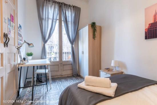 Habitación acogedora en un apartamento de 7 dormitorios en el Eixample, Barcelona - BARCELONA