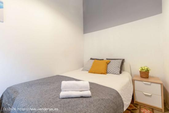 Habitación acogedora en un apartamento de 7 dormitorios en el Eixample, Barcelona - BARCELONA