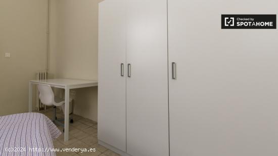 ¡Oferta de tiempo limitado! Habitación interior con armario independiente en piso compartido, San 