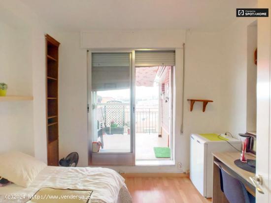 Amplia habitación con parejas permitidas en un apartamento de 4 habitaciones, Carabanchel - MADRID