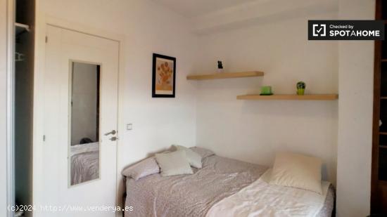 Amplia habitación con parejas permitidas en un apartamento de 4 habitaciones, Carabanchel - MADRID