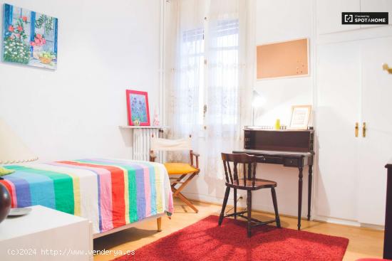 Cómoda habitación con armario empotrado en un apartamento de 4 dormitorios, Salamanca. - MADRID