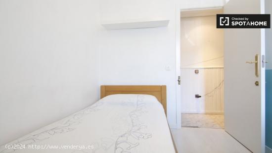 Habitación maravillosa con escritorio en el apartamento compartido, Puerta del Ángel - MADRID