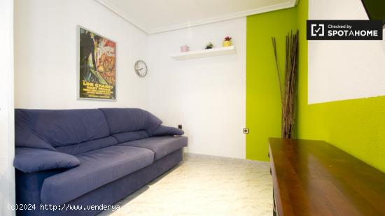 Habitación maravillosa con escritorio en el apartamento compartido, Puerta del Ángel - MADRID