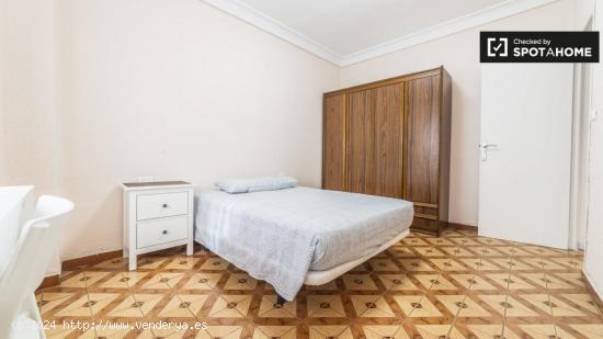 Habitación maravillosa con armario independiente en el apartamento compartido, Camins al Grau - VAL