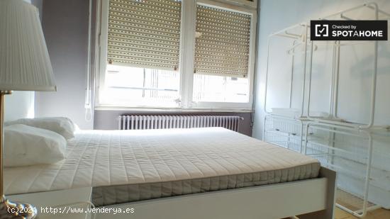 Amplia habitación con escritorio en piso compartido, Sarrià-Sant Gervasi - BARCELONA